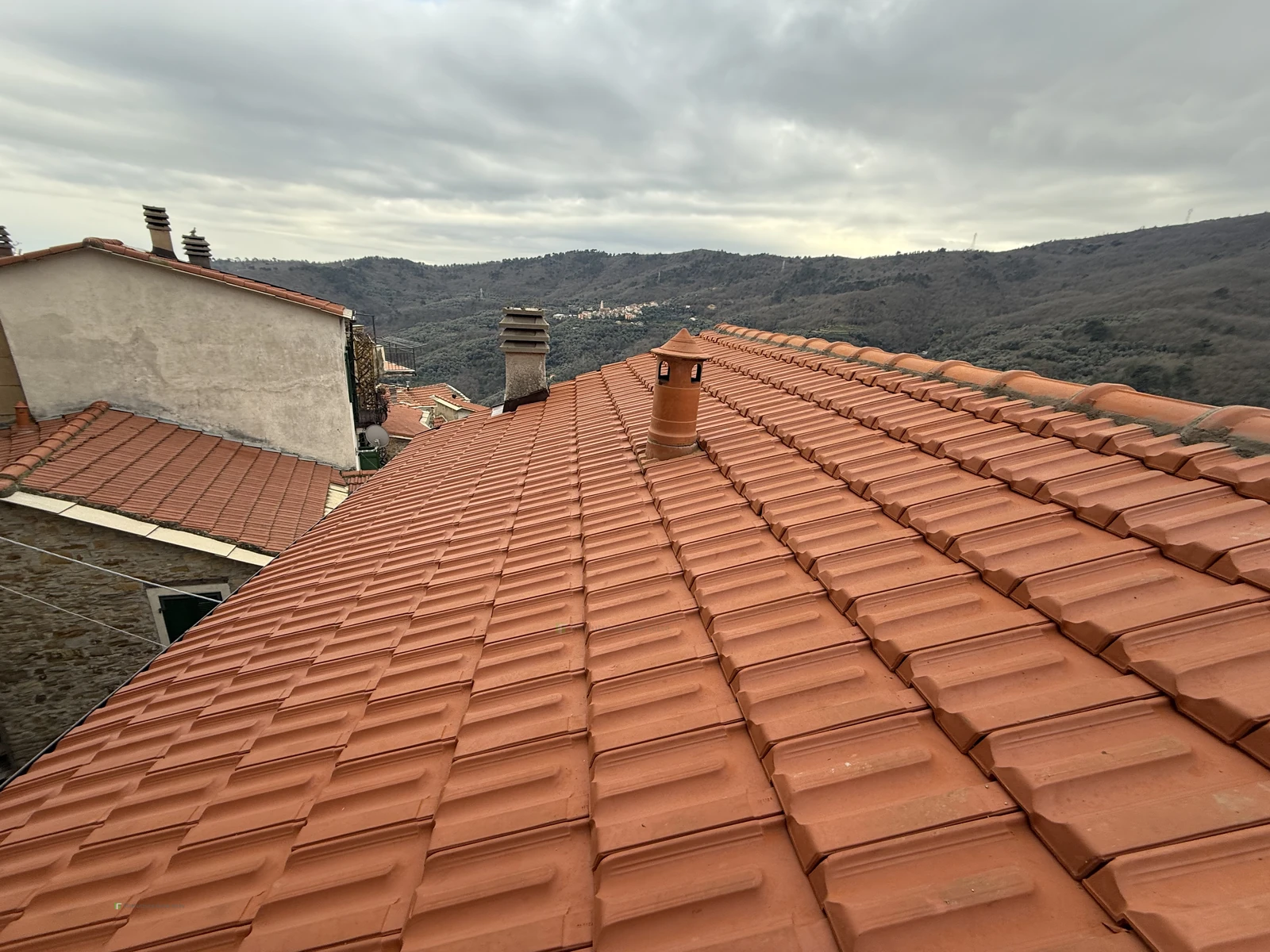 Vista complessiva del manto di copertura ultimato a Pietrabruna