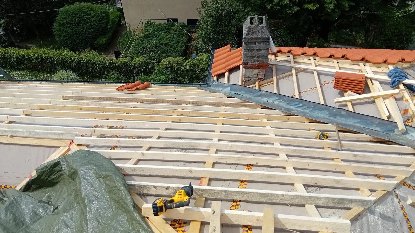 Listellatura del pacchetto ventilato durante il rifacimento a San Mauro Torinese